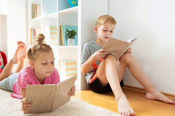 Dwoje Dzieci Szczęśliwe Czytanie Książek Podłodze Bibliotece Szkolnej — Zdjęcie stockowe