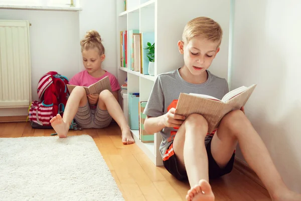 Due Bambini Felici Che Leggono Libri Sul Pavimento Della Biblioteca — Foto Stock