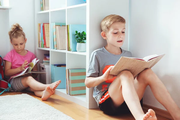Duas Crianças Felizes Lendo Livros Chão Biblioteca Escola — Fotografia de Stock