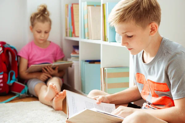 Två Glada Barn Läsa Böcker Golvet Vid Skolans Bibliotek — Stockfoto