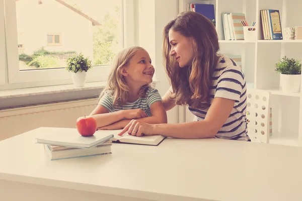 Portrait Une Jeune Mère Heureuse Jolie Petite Fille Assise Table — Photo