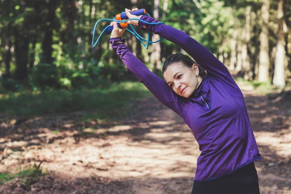 Młoda Piękna Kobieta Jogging Wykonywanie Ćwiczeń Słonecznym Lesie — Zdjęcie stockowe