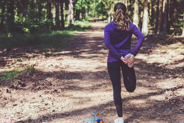 Młoda Piękna Kobieta Jogging Wykonywanie Ćwiczeń Słonecznym Lesie — Zdjęcie stockowe