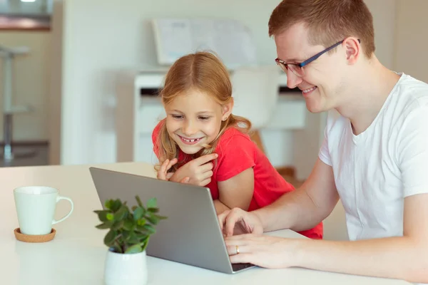 Boldog Fiatal Apa Szórakozni Csinos Kis Lányát Során Laptop Otthoni — Stock Fotó