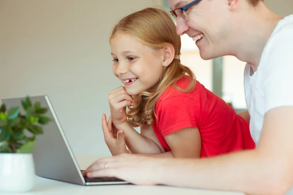 Mutlu Genç Baba Iyi Eğlenceler Oldukça Küçük Kızıyla Laptop Ile — Stok fotoğraf