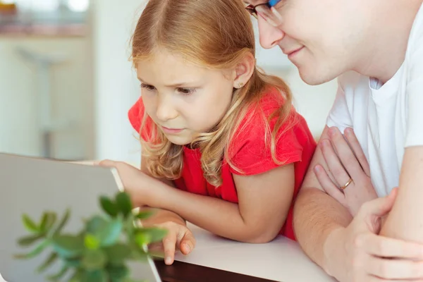 Feliz Padre Joven Divertirse Con Pequeña Hija Bonita Durante Trabajo — Foto de Stock