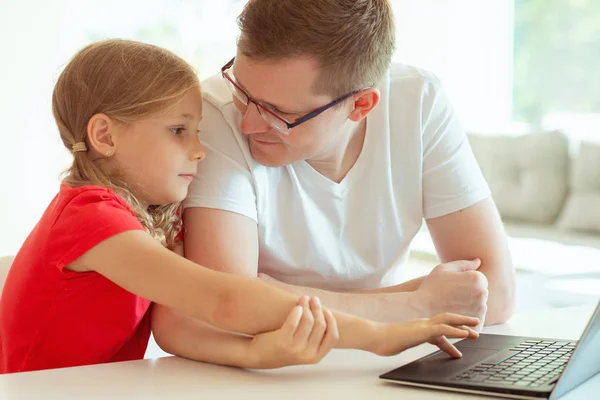 Boldog Fiatal Apa Szórakozni Csinos Kis Lányát Során Laptop Otthoni — Stock Fotó