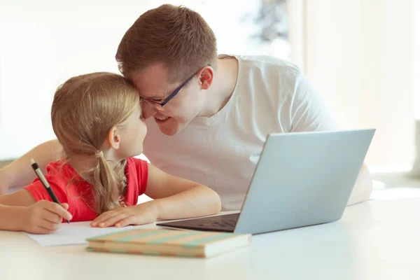 Feliz Jovem Pai Divertir Com Sua Filha Bonita Durante Trabalho — Fotografia de Stock