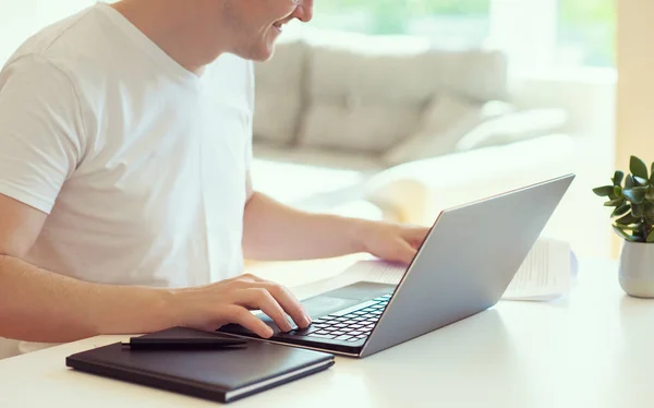 Junger Schöner Mann Arbeitet Hause Mit Seinem Laptop — Stockfoto