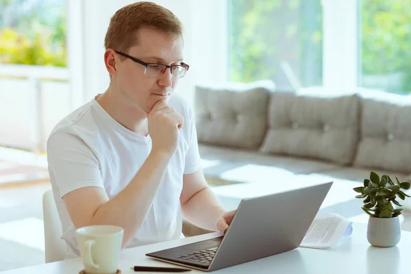 Joven Hombre Guapo Trabaja Casa Con Portátil — Foto de Stock