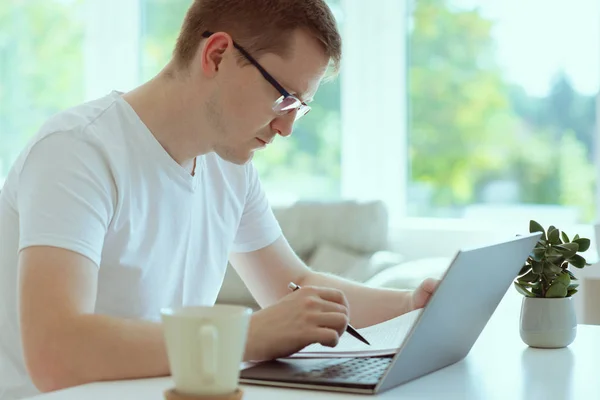 Mladý Pohledný Muž Pracuje Doma Svým Notebookem — Stock fotografie