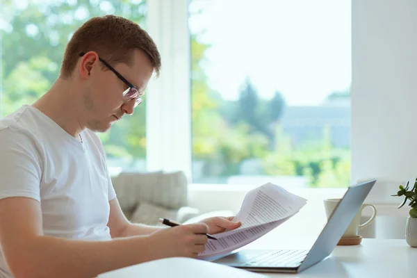 Jovem Homem Bonito Trabalha Casa Com Seu Laptop — Fotografia de Stock