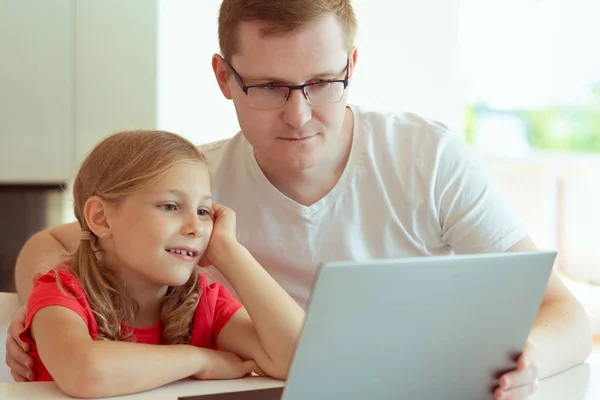 Feliz jovem pai se divertir com sua filha bonita durante o trabalho — Fotografia de Stock