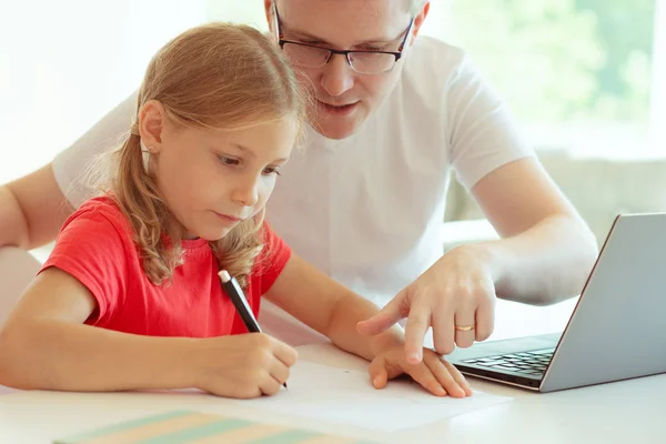 Boldog Fiatal Apa Szórakozni Csinos Kis Lányát Során Laptop Otthoni — Stock Fotó