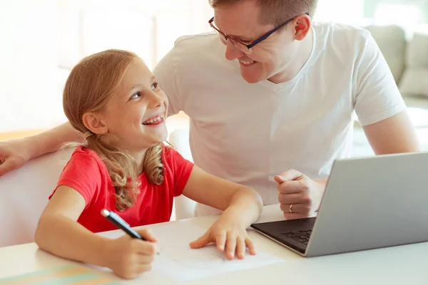 Happy young father have fun with his pretty daughter during work — Stock Photo, Image