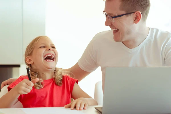 Heureux Jeune Père Amuser Avec Jolie Petite Fille Pendant Travail — Photo