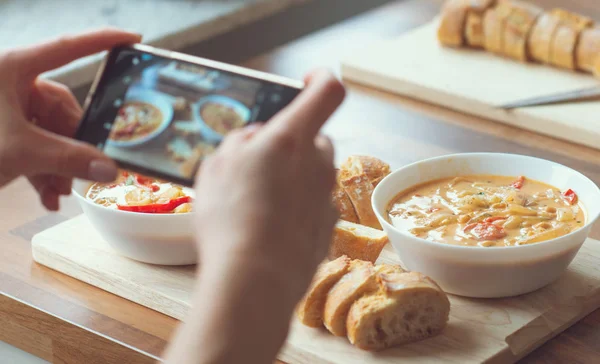 Primer Plano Cómo Las Mujeres Manos Tomando Fotos Comida Vegetariana — Foto de Stock