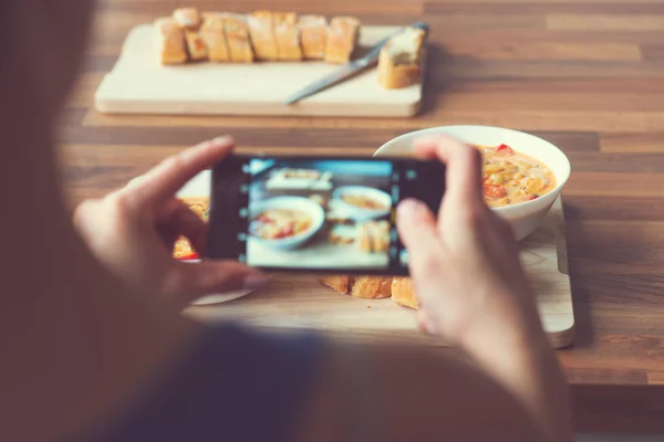 Primer Plano Cómo Las Mujeres Manos Tomando Fotos Comida Vegetariana — Foto de Stock