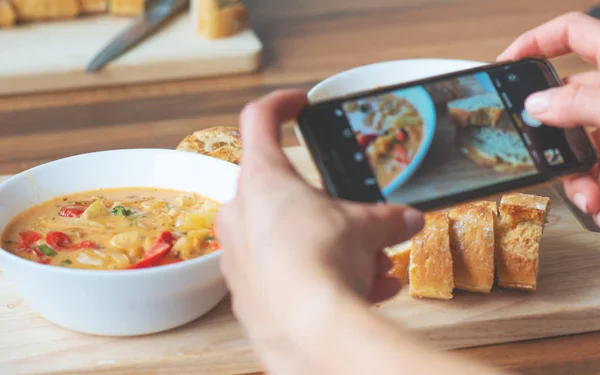 Primo Piano Come Donne Mani Fotografare Piatto Vegetariano Ristorante Cibo — Foto Stock