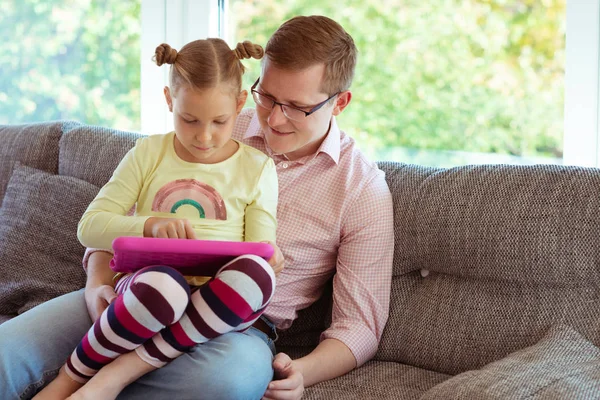 Feliz padre joven diviértete con su pequeña hija trabajando ingenio — Foto de Stock