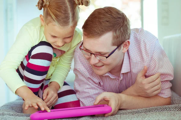 Feliz padre joven diviértete con su pequeña hija trabajando ingenio — Foto de Stock