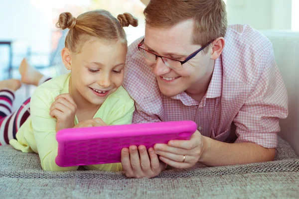 Feliz padre joven diviértete con su pequeña hija trabajando ingenio — Foto de Stock