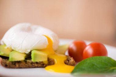 Yeşil salata ve avokado ile kepekli ekmek tost ve benedict ile sağlıklı kahvaltı yumurta