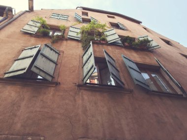 Eski strasbourg şehir içinde güzel antika windows görüntüsünü