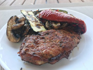 Görüntü sağlıklı gıda - sığır eti biftek ile renkli sebze ızgara