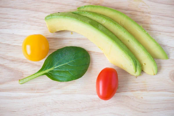 在木桌上的新鲜多汁的绿色成熟的鳄梨特写镜头 健康食品理念 — 图库照片