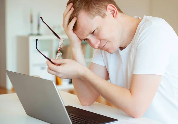 Fiatal Jóképű Férfi Otthon Dolgozik Laptopjával — Stock Fotó