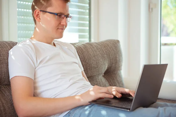 Jonge Knappe Man Werkt Thuis Met Zijn Laptop Bank — Stockfoto