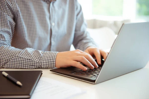 Closeup photo of man working with laptop — Stock Photo, Image