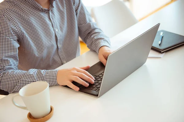 Foto de close-up do homem que trabalha com laptop — Fotografia de Stock