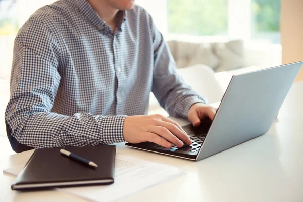 Närbild foto av man som arbetar med laptop — Stockfoto