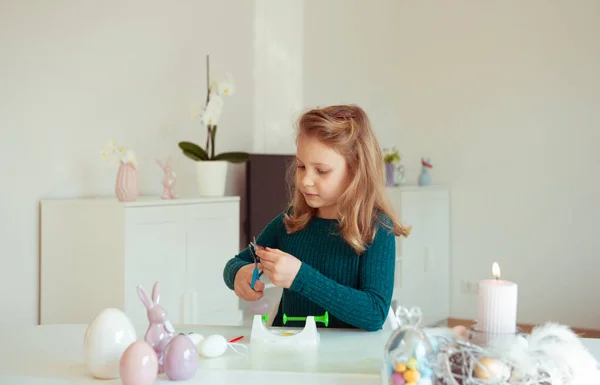 Linda niña rubia pintando huevos de Pascua — Foto de Stock