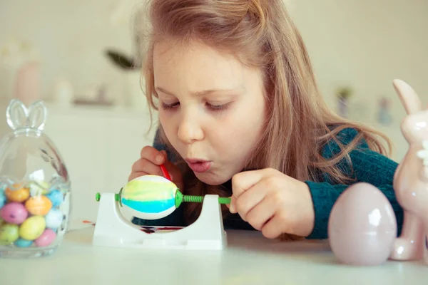 Carino bambina bionda pittura uova di Pasqua — Foto Stock