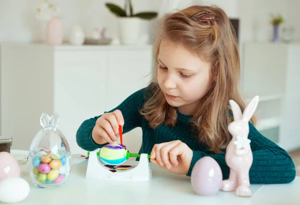 Carino bambina bionda pittura uova di Pasqua — Foto Stock