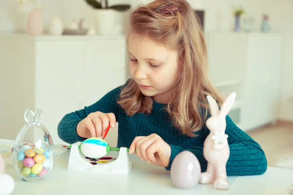 Cute little blonde girl painting Easter eggs — Stock Photo, Image