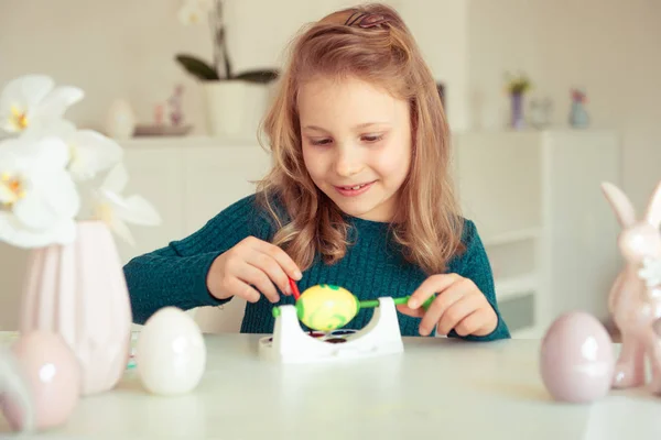 Χαριτωμένο μικρό ξανθό κορίτσι ζωγραφική Πασχαλινά αυγά — Φωτογραφία Αρχείου