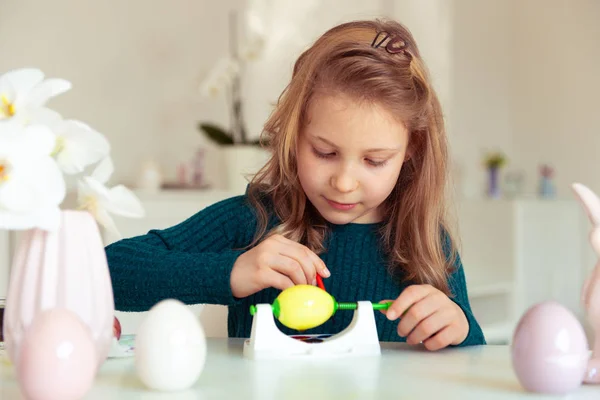 Cute little blonde girl painting Easter eggs — Stock Photo, Image