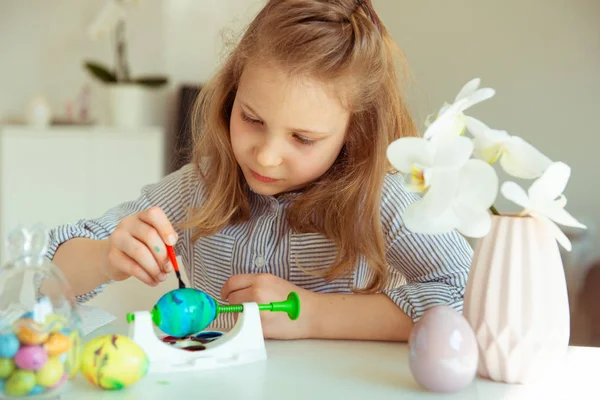 Cute little blonde girl painting Easter eggs — Stock Photo, Image