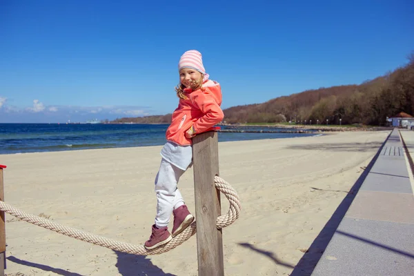 Urocza dziewczynka gra na placu zabaw na plaży — Zdjęcie stockowe