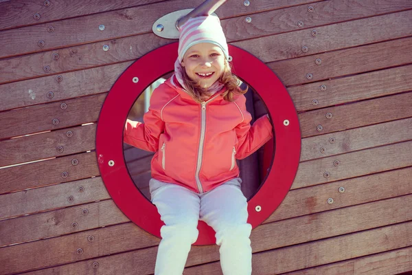 Entzückendes kleines Mädchen spielt auf einem Spielplatz am Strand — Stockfoto