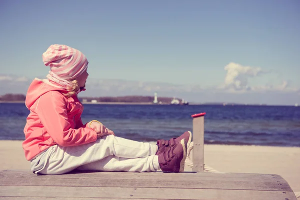 Schattig klein meisje spelen in speeltuin op een strand — Stockfoto