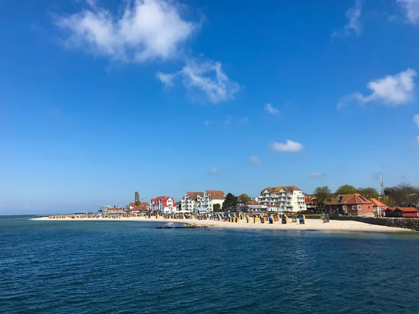 Hermosa escena marina en Alemania con arena blanca en primer plano — Foto de Stock