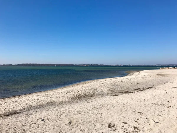 Hermosa escena marina en Alemania con arena blanca en primer plano — Foto de Stock