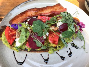 Çavdar ekmeği ve avokado ile haşlanmış yumurta kahvaltı. Sağlıklı gıda