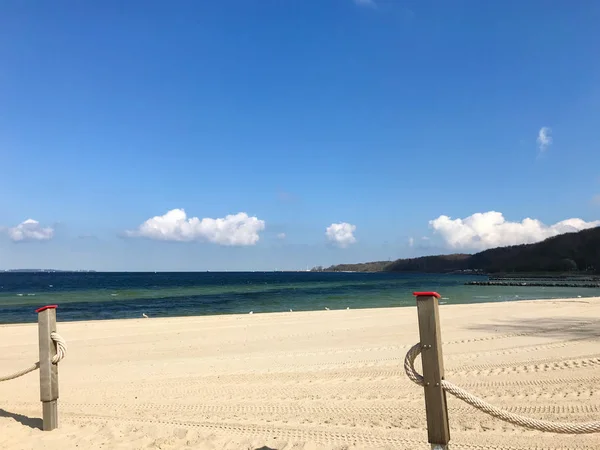 Playa del mar Báltico con arena blanca y aguas azules profundas — Foto de Stock