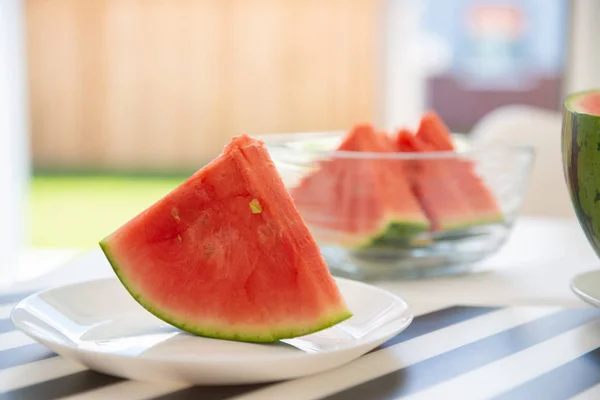 Eine Scheibe saftige rote Wassermelone in weißem Teller — Stockfoto